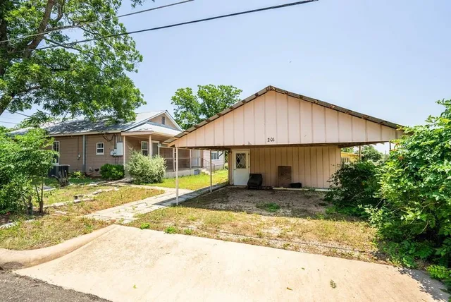 $550,000 | 201 Highway Street, Fredericksburg, TX 78624