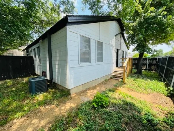 $1,599 | 4000 Walker Street, Dallas, TX 75211