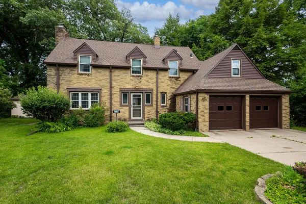 $285,000 | 2310 16th Avenue, Moline, IL 61265