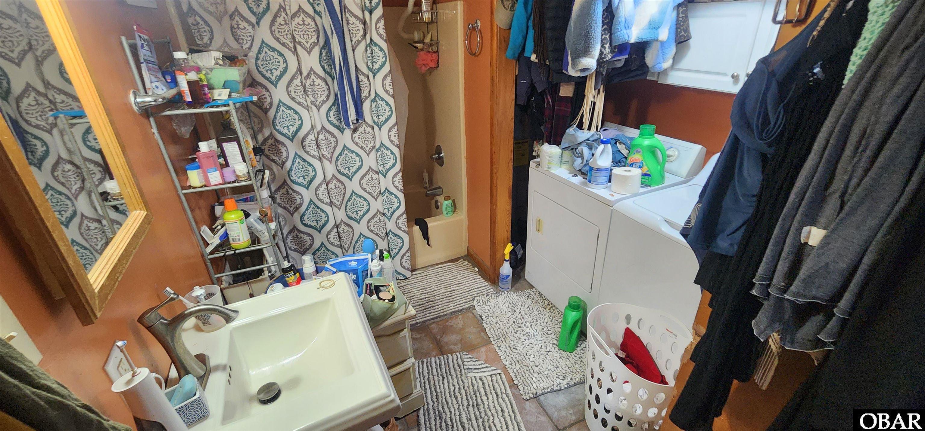 101 Inlet Court Kill Devil Hills, NC 27948 - Photo 13 of 37 Main level full bath and laundry