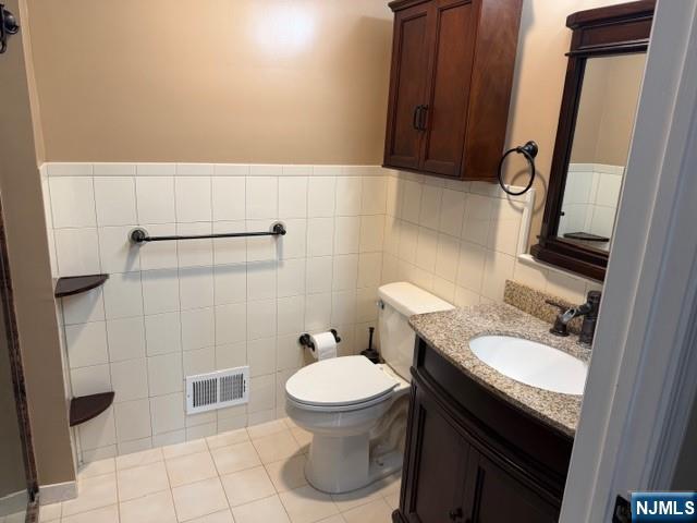540 Holly Court Mahwah, NJ 07430 - Photo 2 of 5 a bathroom with a sink a toilet and shower