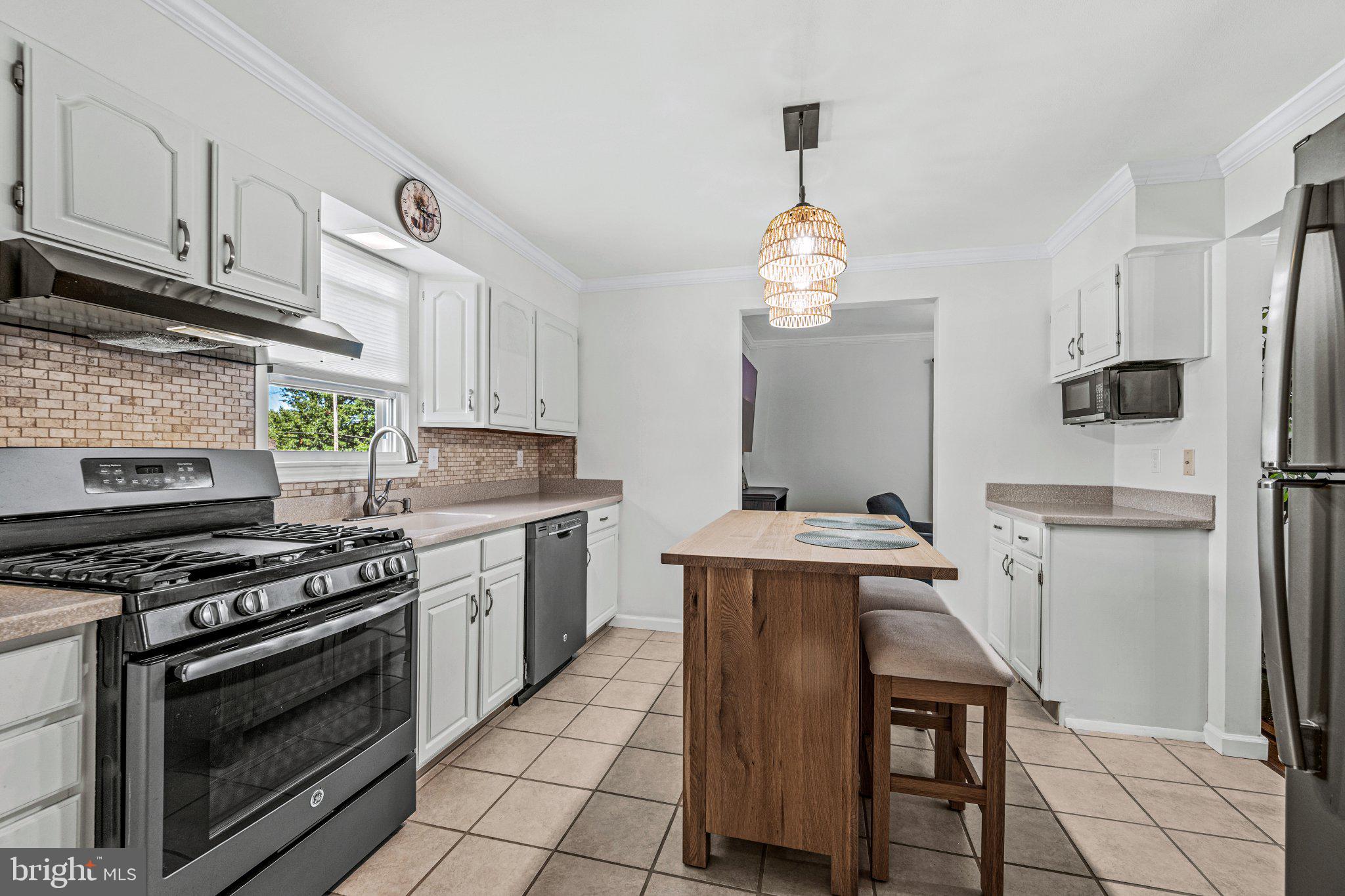 5611 Oakland Road Baltimore, MD 21227 - Photo 2 of 25 Corian counters, updated cabinetry, SS appliances.
