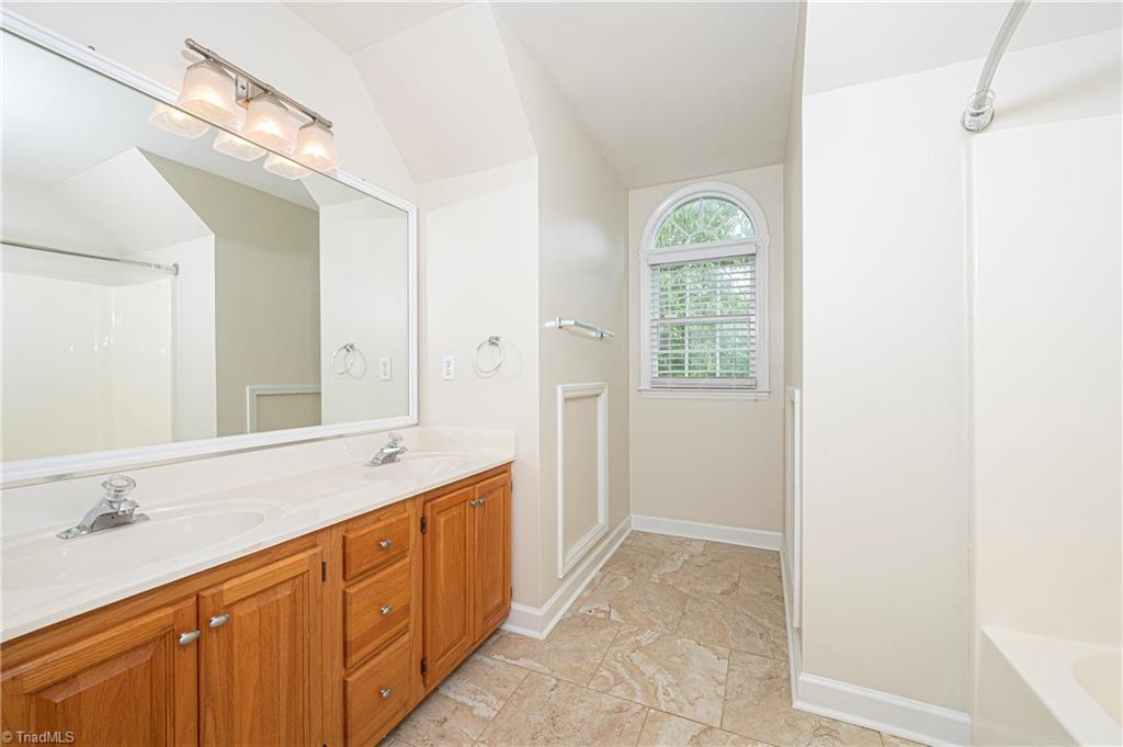 632 Barrocliff Road Clemmons, NC 27012 - Photo 22 of 36 Upstairs Bathroom