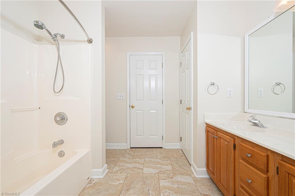 632 Barrocliff Road Clemmons, NC 27012 - Photo 23 of 36 Upstairs Bathroom