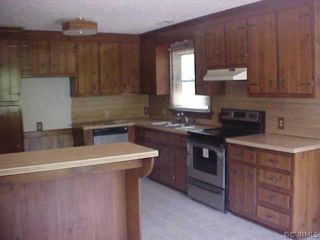 1130 Dispatch Road Quinton, VA 23141 - Photo 3 of 5 a kitchen with stainless steel appliances granite countertop a sink stove and refrigerator