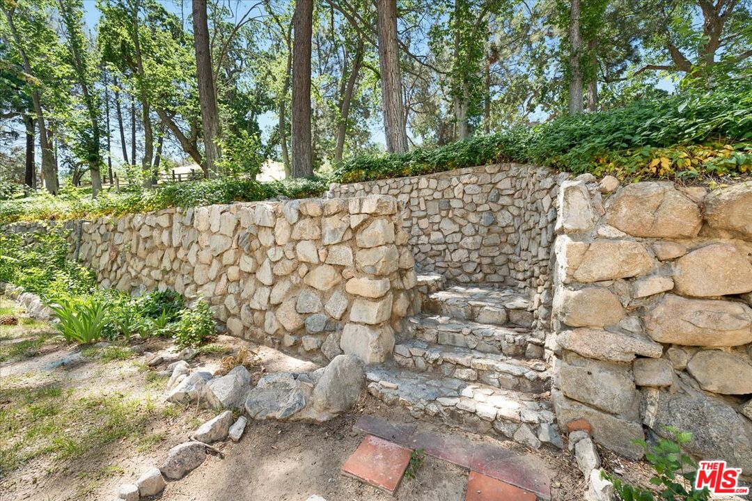31008 Pine Canyon Road Lake Hughes, CA 93532 - Photo 25 of 29 a backyard of a house with a large tree