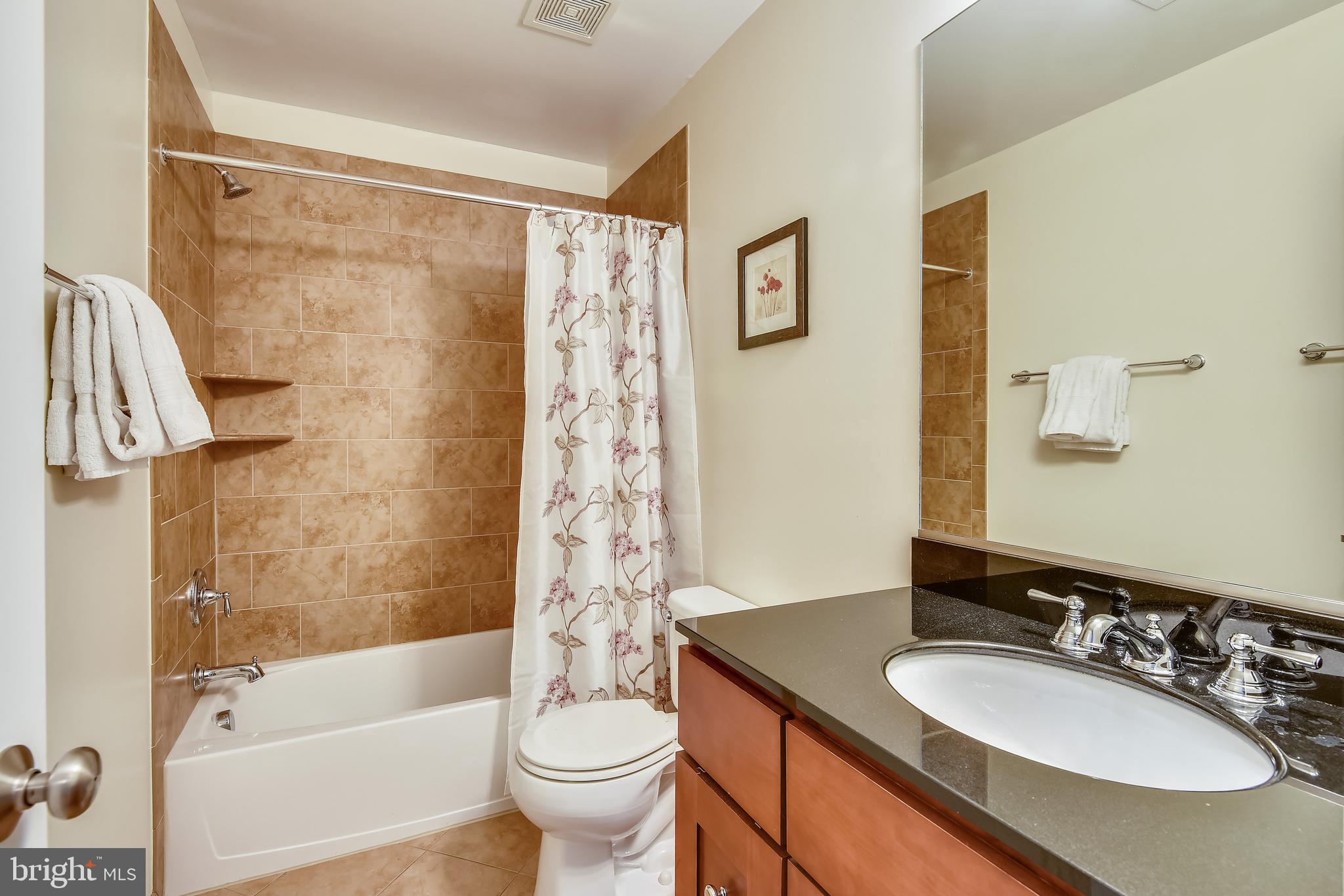8063 Fairfax Road Alexandria, VA 22308 - Photo 29 of 45 Shared hall bath