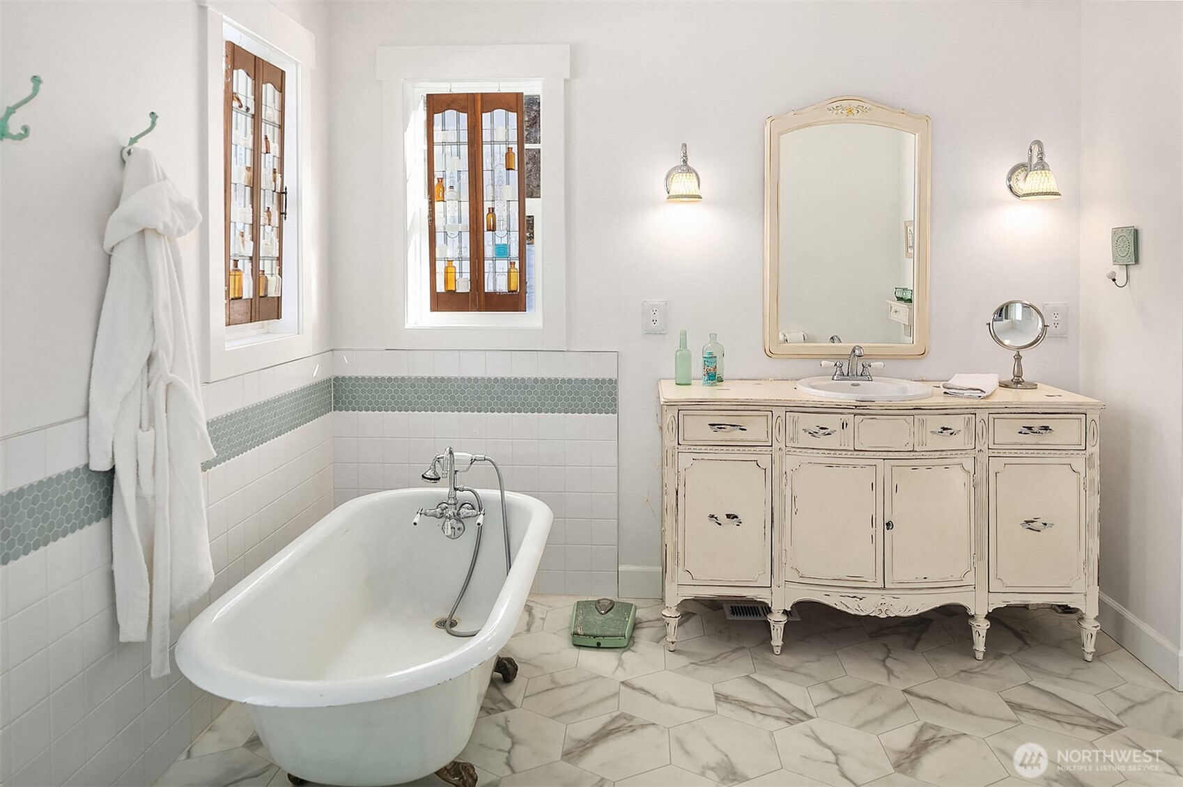 2080 Bettas Road Cle Elum, WA 98922 - Photo 20 of 31 a spacious bathroom with a toilet sink and mirror