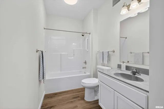 $197,100 | 2592-202 Middle Road, Unit 202, Bettendorf, IA 52722