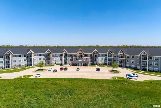 $197,100 | 2592-202 Middle Road, Unit 202, Bettendorf, IA 52722