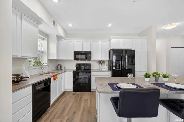 $197,100 | 2592-202 Middle Road, Unit 202, Bettendorf, IA 52722