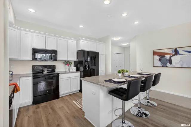 $197,100 | 2592-202 Middle Road, Unit 202, Bettendorf, IA 52722