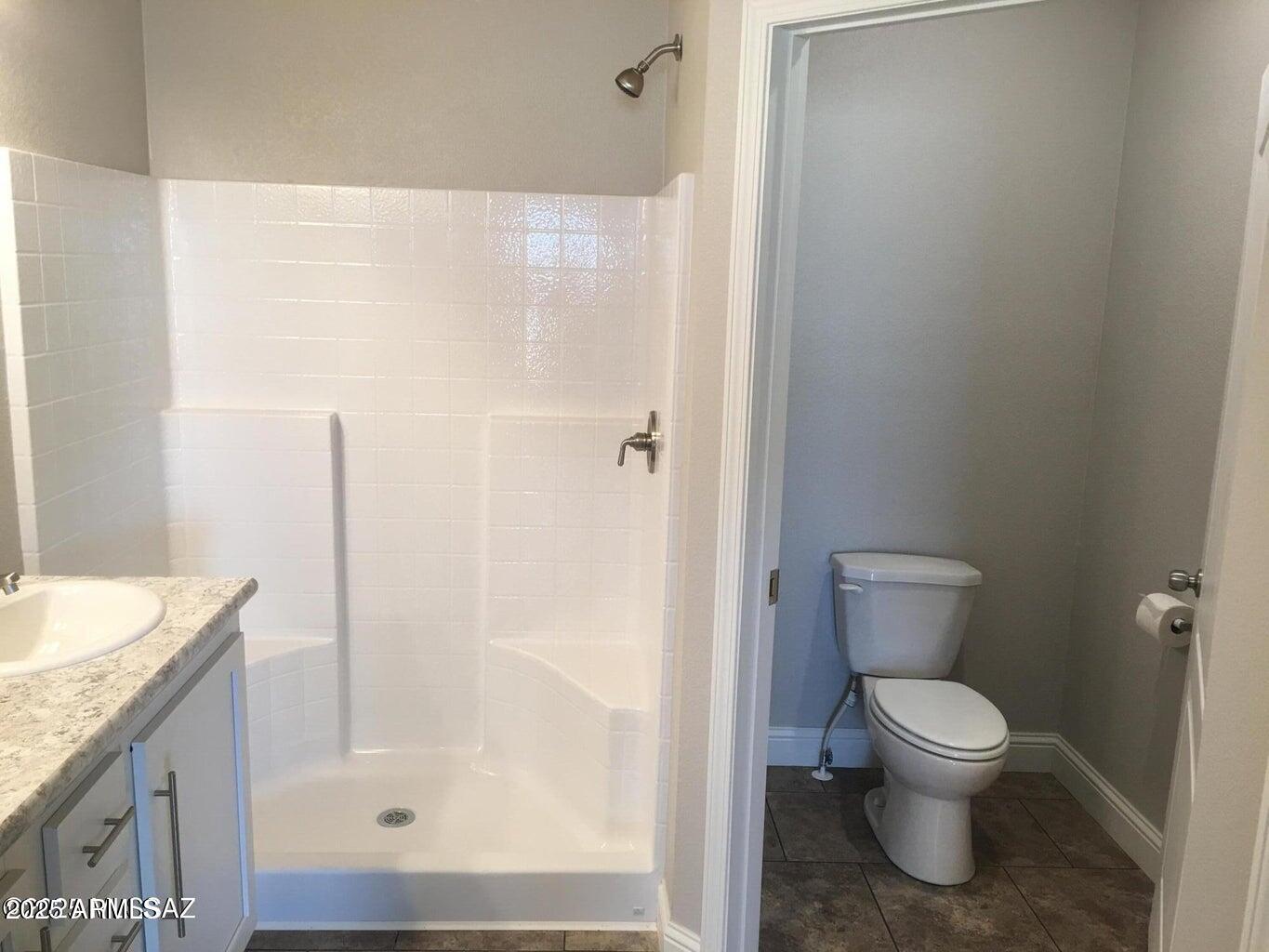 3736 Jackson Lane Willcox, AZ 85643 - Photo 21 of 36 a bathroom with a granite countertop toilet a sink and a bathtub