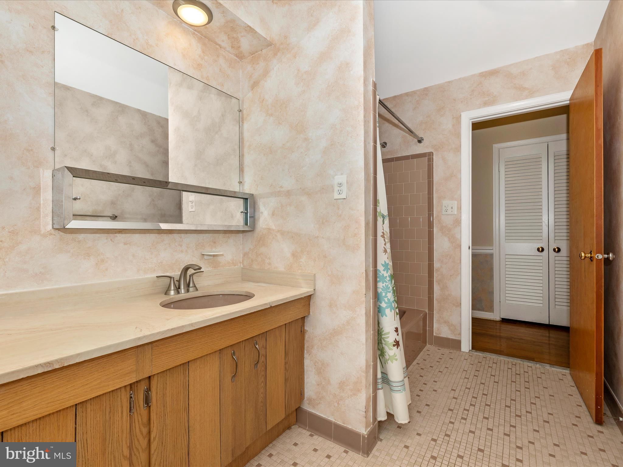 13105 Brandon Way Road Gaithersburg, MD 20878 - Photo 23 of 44 Bathroom 2