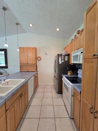 $350,000 | 5 Rogart Circle, Boynton Beach, FL 33426