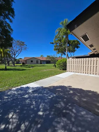 $350,000 | 5 Rogart Circle, Boynton Beach, FL 33426