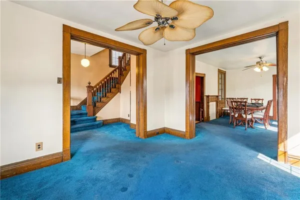 a view of livingroom with furniture and a ceiling fan