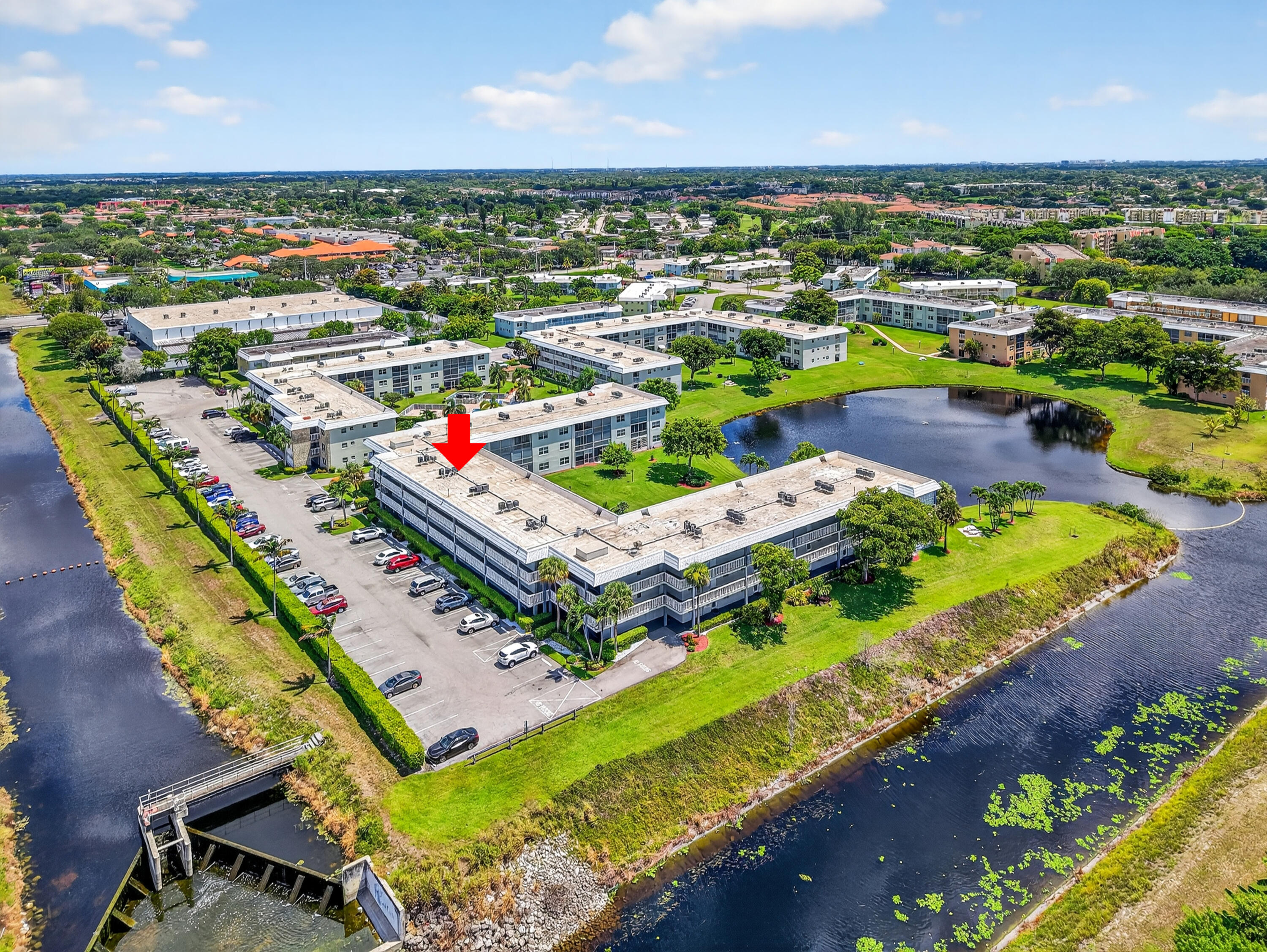 9880 Marina Boulevard, Unit 1509 Boca Raton, FL 33428 - Photo 33 of 43 an aerial view of a tennis ground with a table and chairs