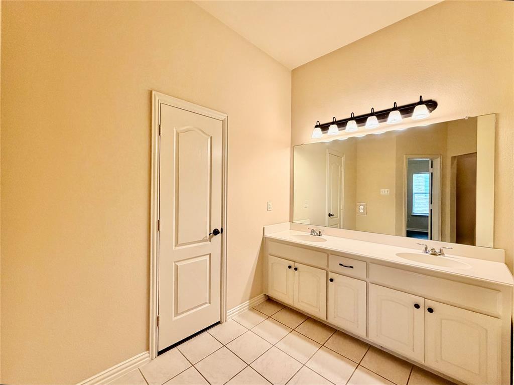 921 Raleigh Path Denton, TX 76208 - Photo 12 of 20