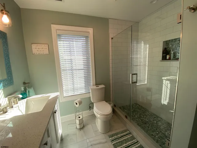 a bath room with a toilet and a shower