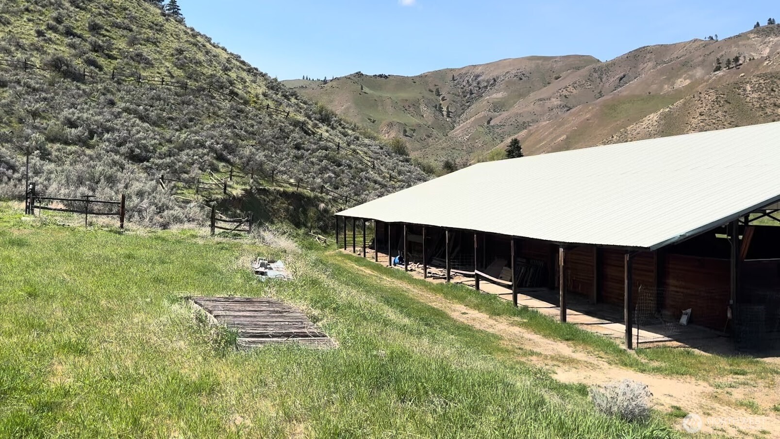 -nna Number 2 Canyon Road Wenatchee, WA 98801 - Photo 26 of 29 a backyard of a house with lots of green space