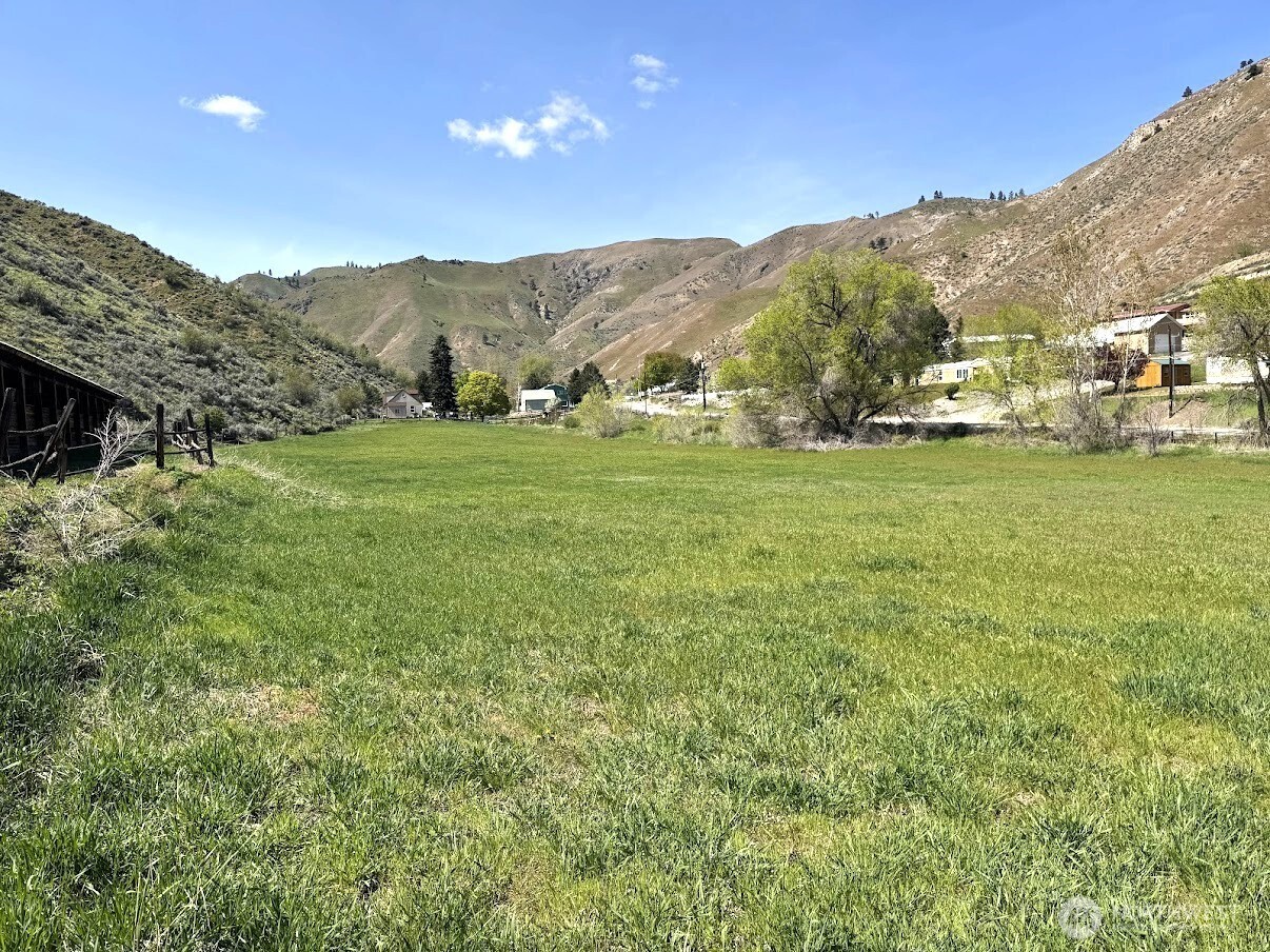 -nna Number 2 Canyon Road Wenatchee, WA 98801 - Photo 29 of 29 a view of a town with mountains in the background