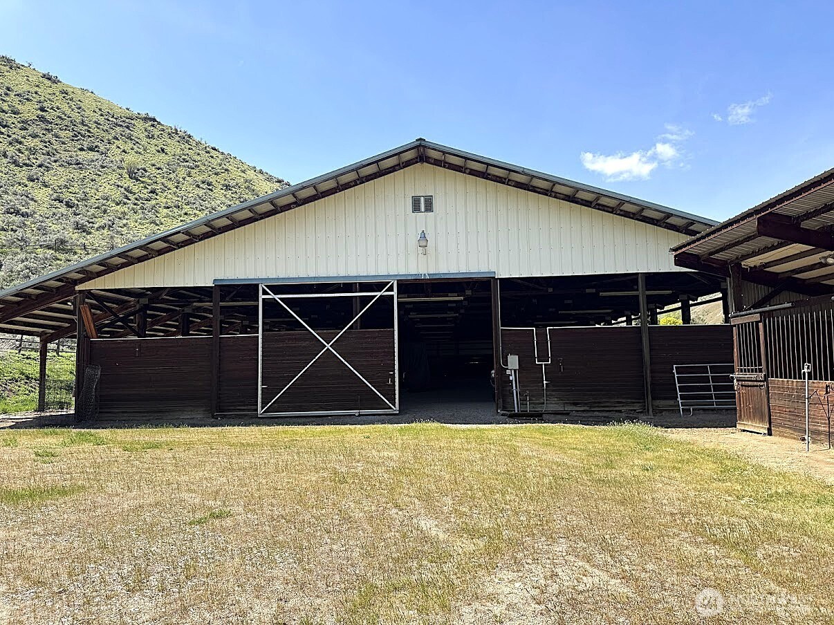 -nna Number 2 Canyon Road Wenatchee, WA 98801 - Photo 4 of 29 a front view of house