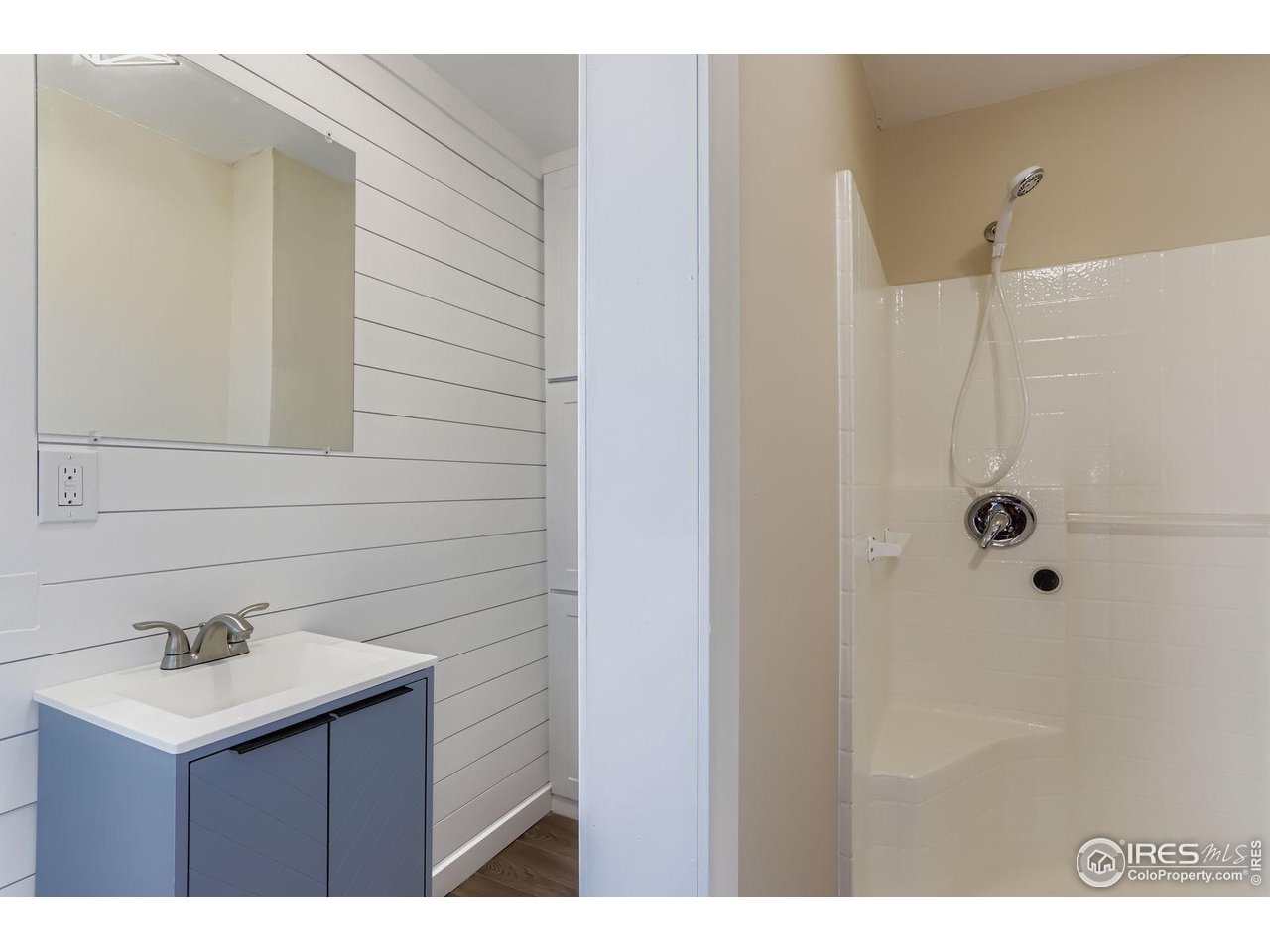 11131 Lookout Road Longmont, CO 80504 - Photo 10 of 40 walk in shower