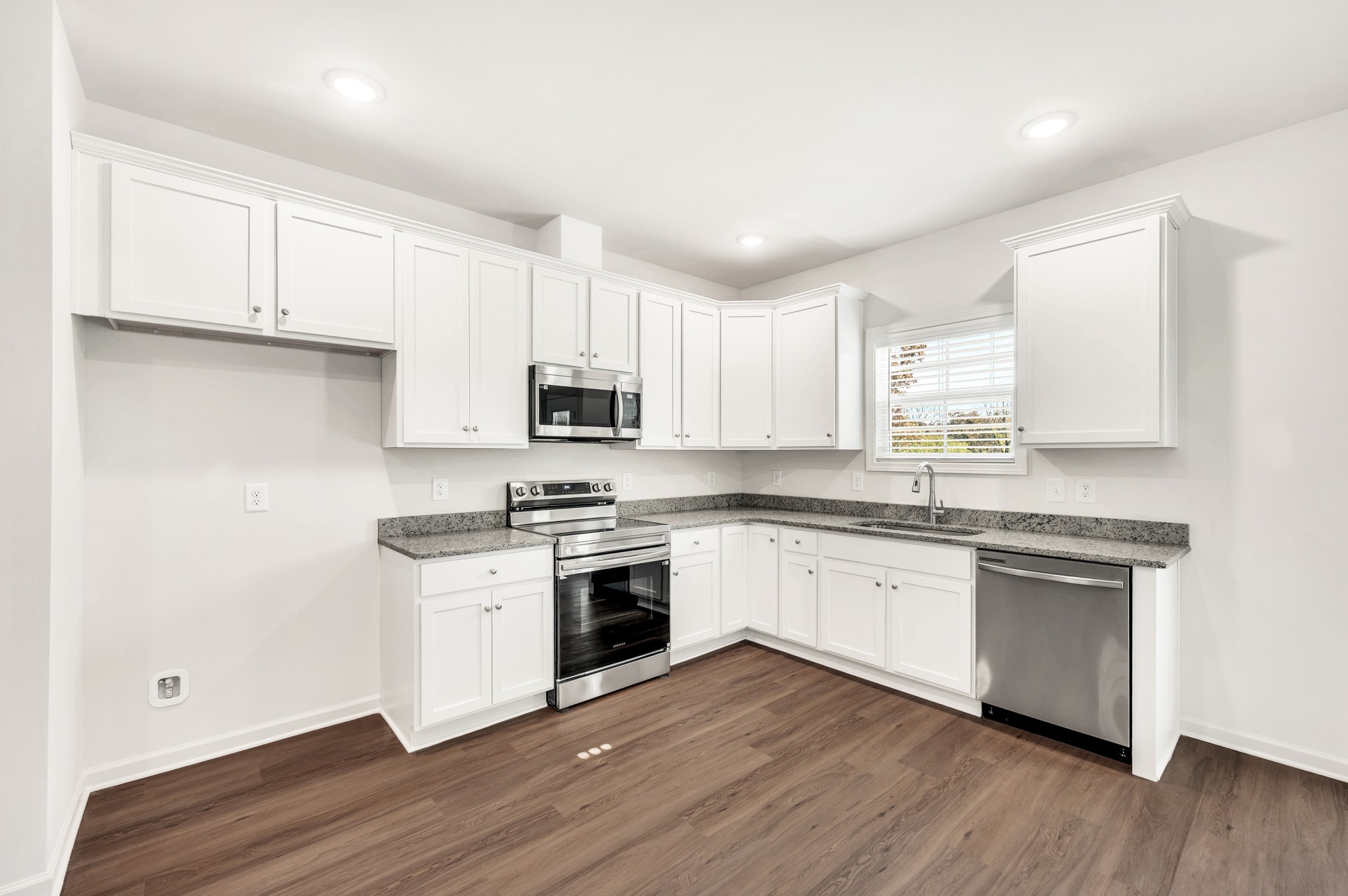 7103 Wiley Circle Fairview, TN 37062 - Photo 11 of 33 a kitchen with granite countertop white cabinets and appliances