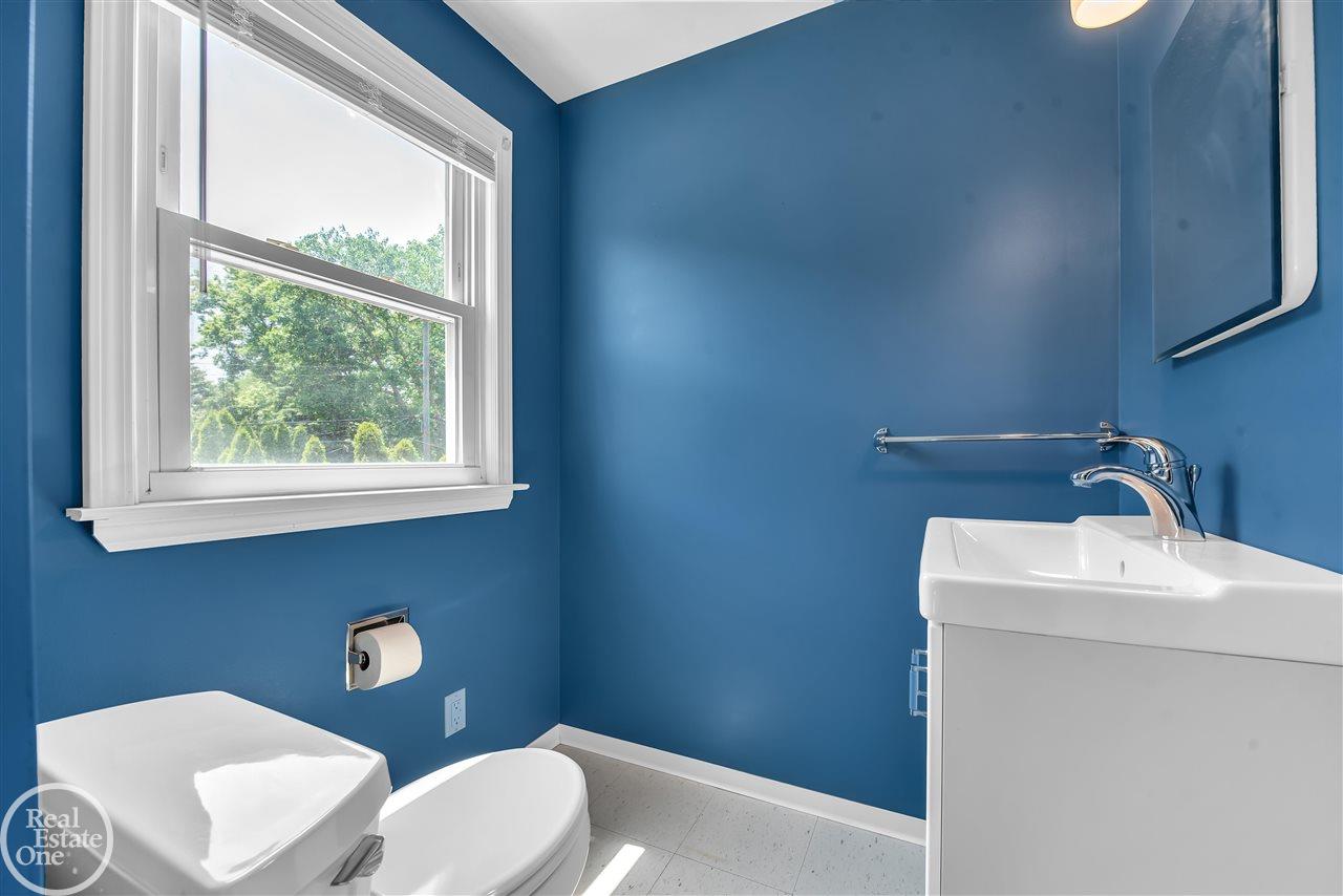 2051 Roslyn Road Grosse Pointe, MI 48236 - Photo 14 of 25 50078870-13.JPG