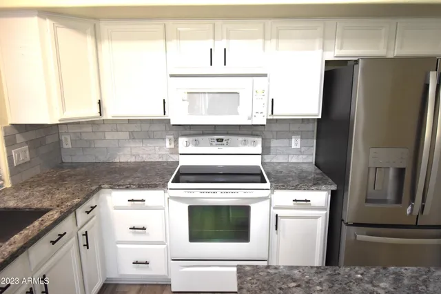 $2,295 | 10230 West Country Club Trail, Peoria, AZ 85383