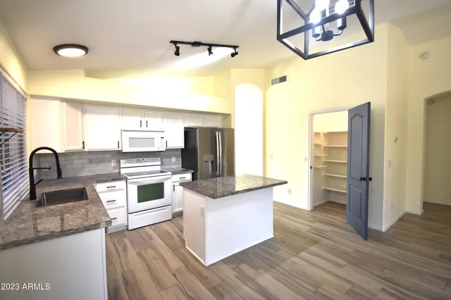 $2,295 | 10230 West Country Club Trail, Peoria, AZ 85383