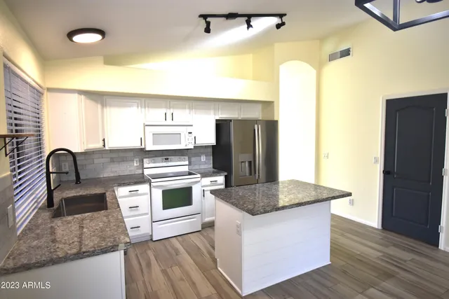 $2,295 | 10230 West Country Club Trail, Peoria, AZ 85383