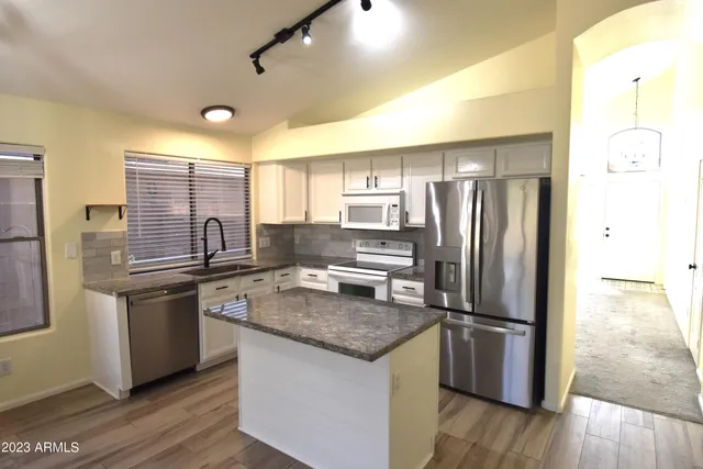 $2,295 | 10230 West Country Club Trail, Peoria, AZ 85383