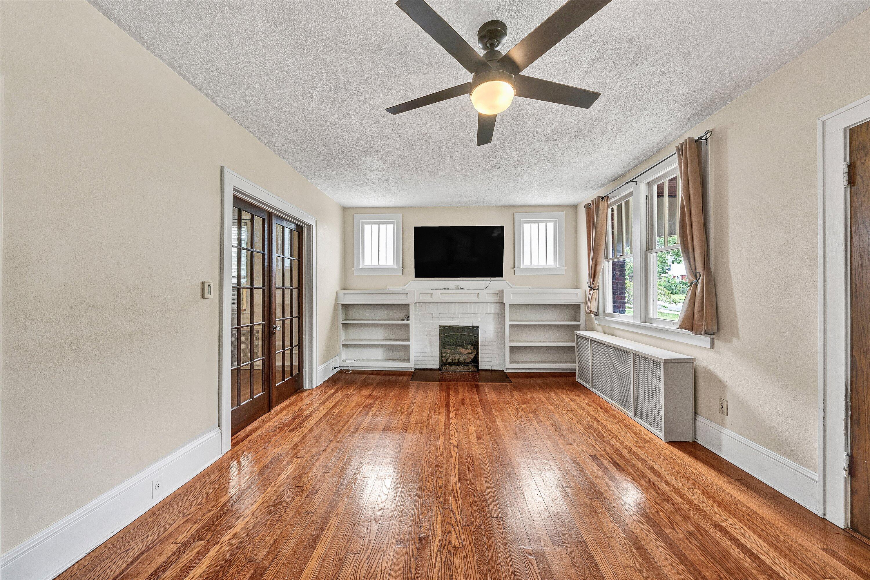 1929 Avon Road Southwest Roanoke, VA 24015 - Photo 4 of 18 09-DSC00178