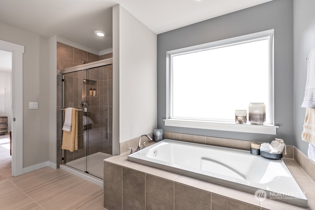 4410 228th Place South East, Unit 6 Bothell, WA 98021 - Photo 27 of 38 a en suite bathroom with a tub and sink