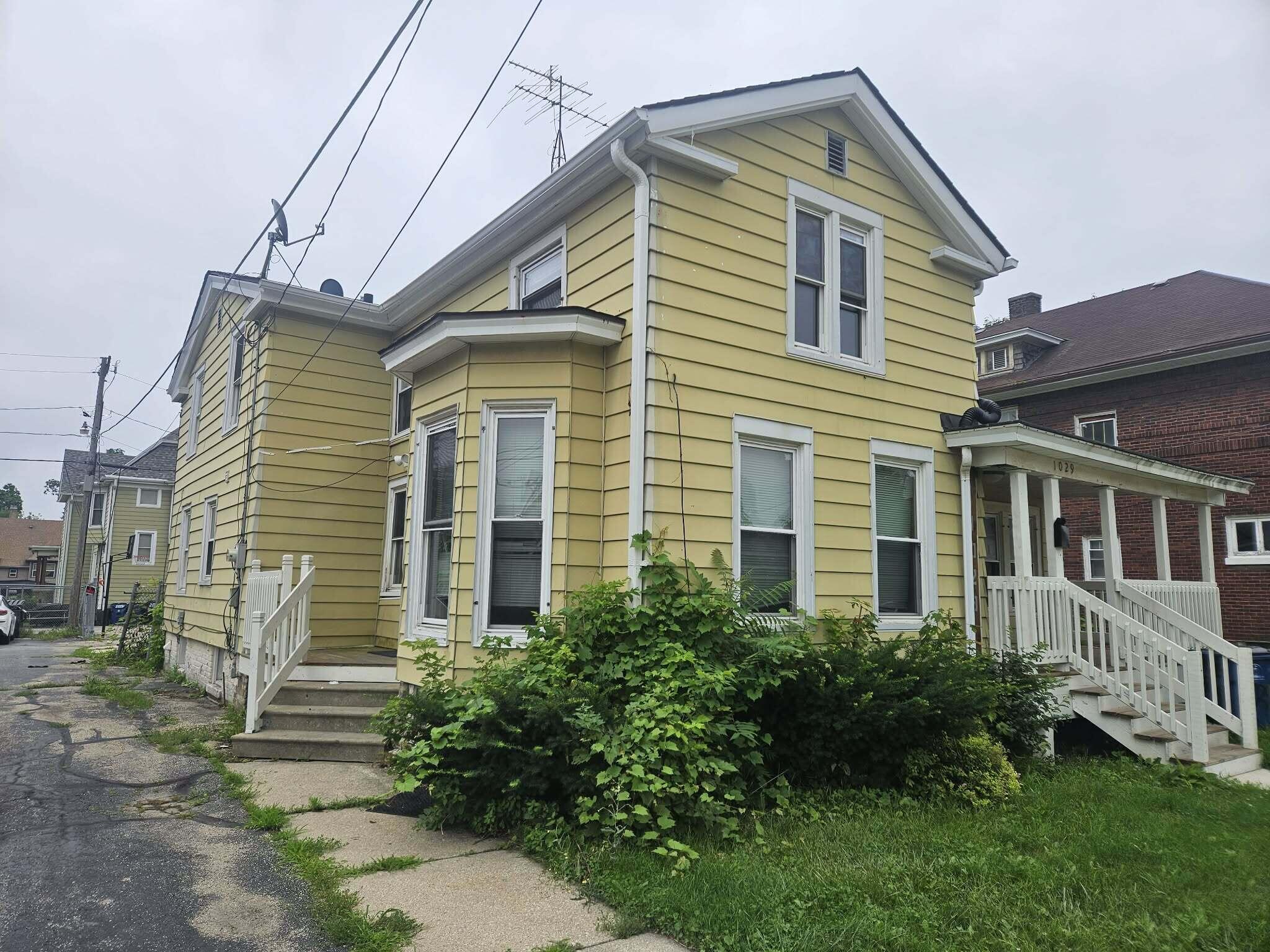 1029 Pearl Street Racine, WI 53403 - Photo 1 of 10 c43b887f-845e-452c-a77a-2d66c1b6bfe9