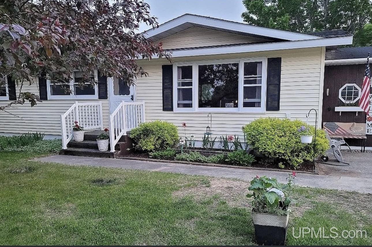 4849 Danforth Road Escanaba, MI 49829 - Photo 1 of 7