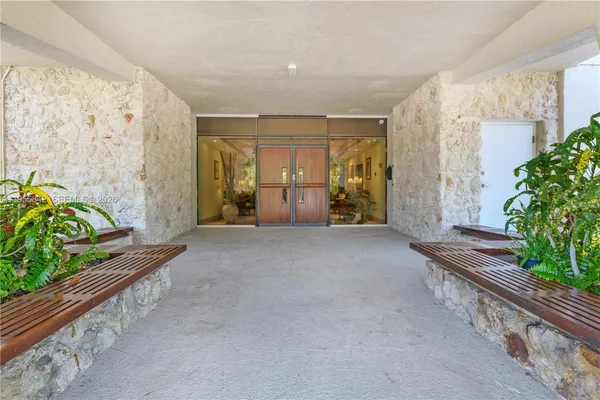 a view of entryway with interior