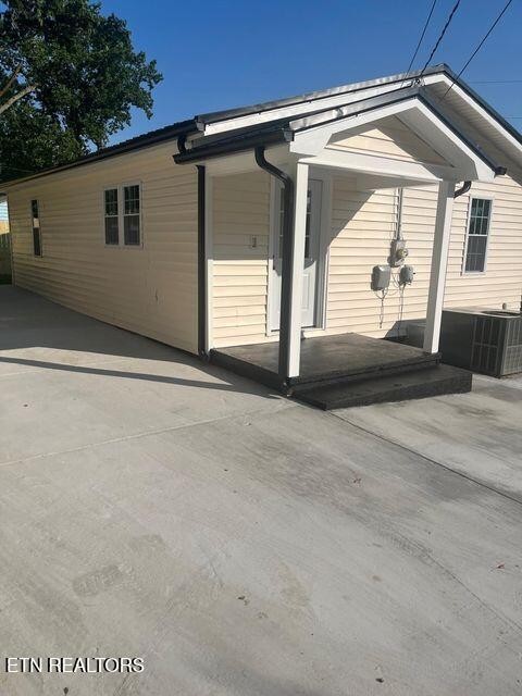 1486 Short Street Morristown, TN 37814 - Photo 4 of 12 a view of a house with a garage