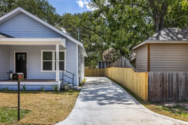 a front view of house with yard