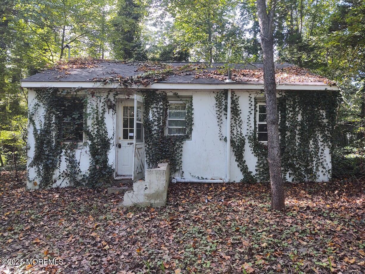 a view of a house with backyard