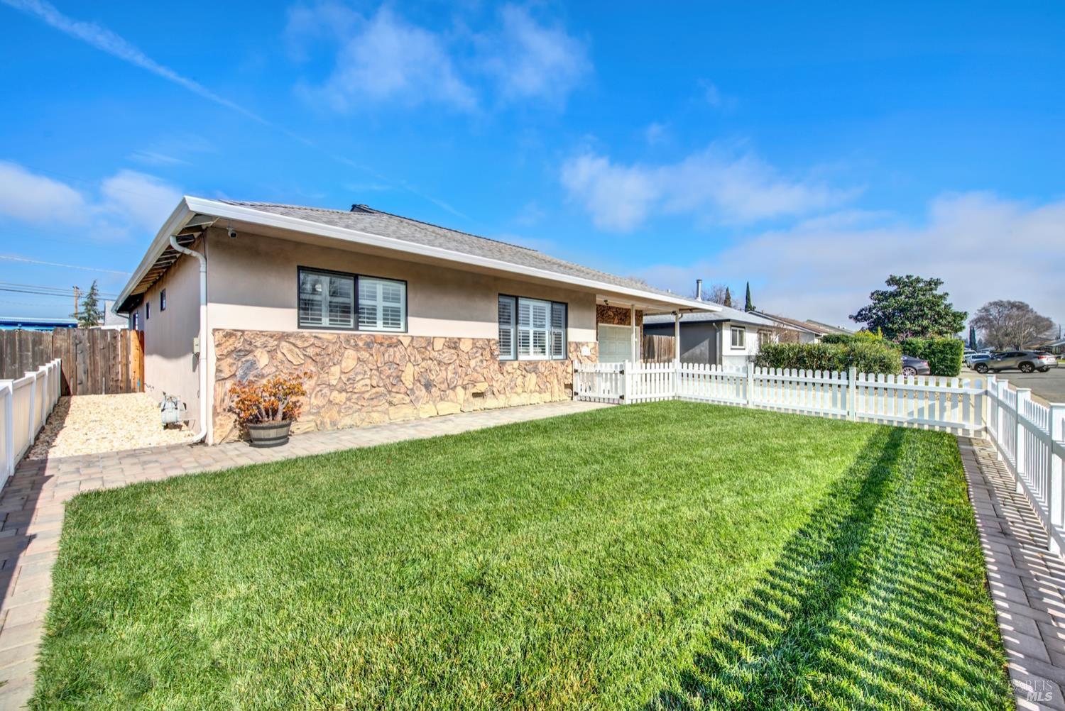 112 East Kentucky Street Fairfield, CA 94533 - Photo 15 of 70 a front view of house with yard and green space