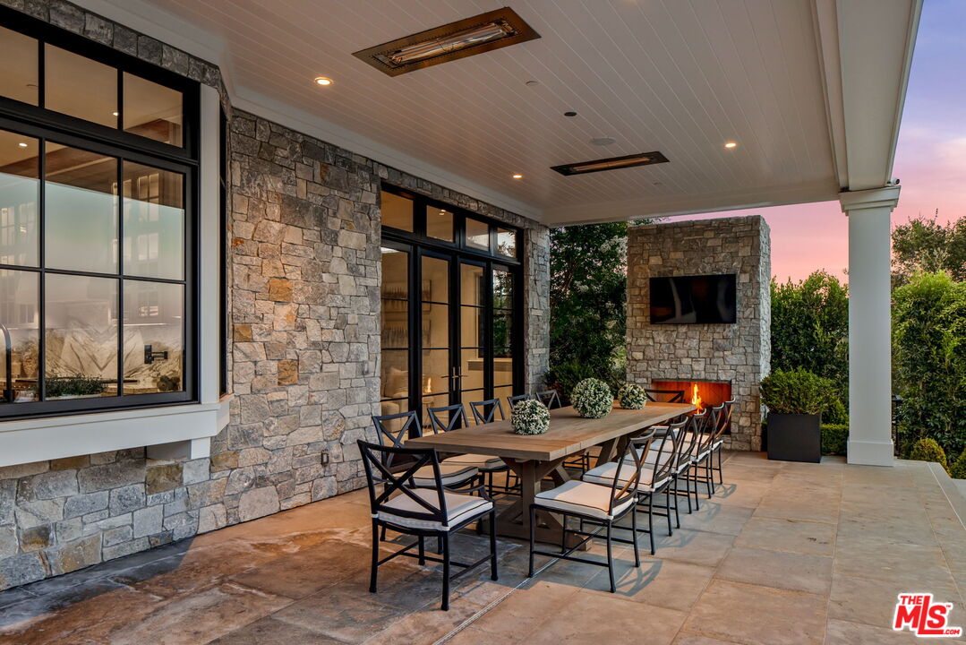 22 Oakmont Drive Los Angeles, CA 90049 - Photo 21 of 23 Gallery Image 21