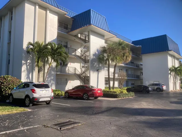 $2,200 | 2936 Lake Shore Drive, Unit 409, Riviera Beach, FL 33404
