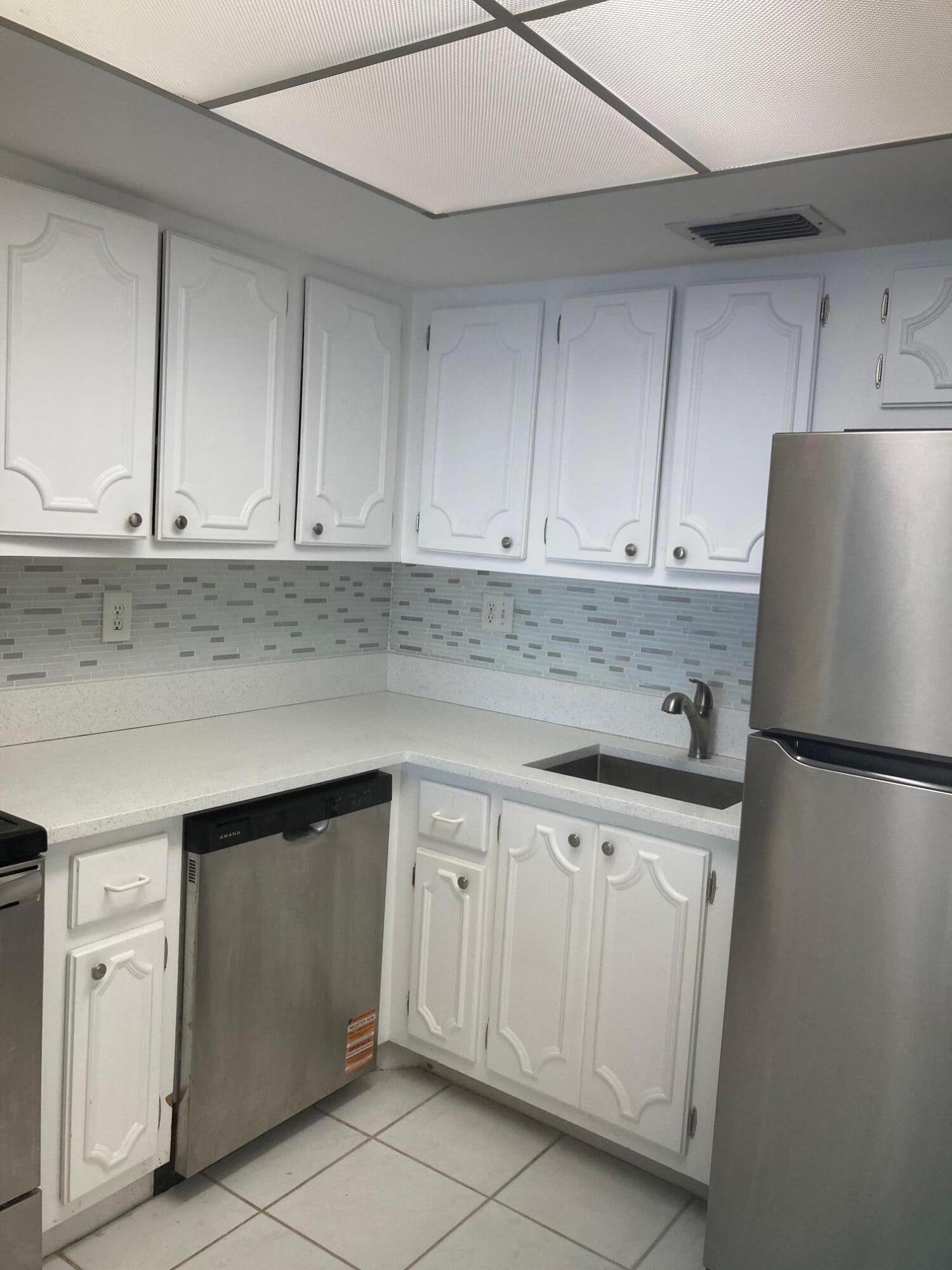 2936 Lake Shore Drive, Unit 409 Riviera Beach, FL 33404 - Photo 5 of 10 Kitchen