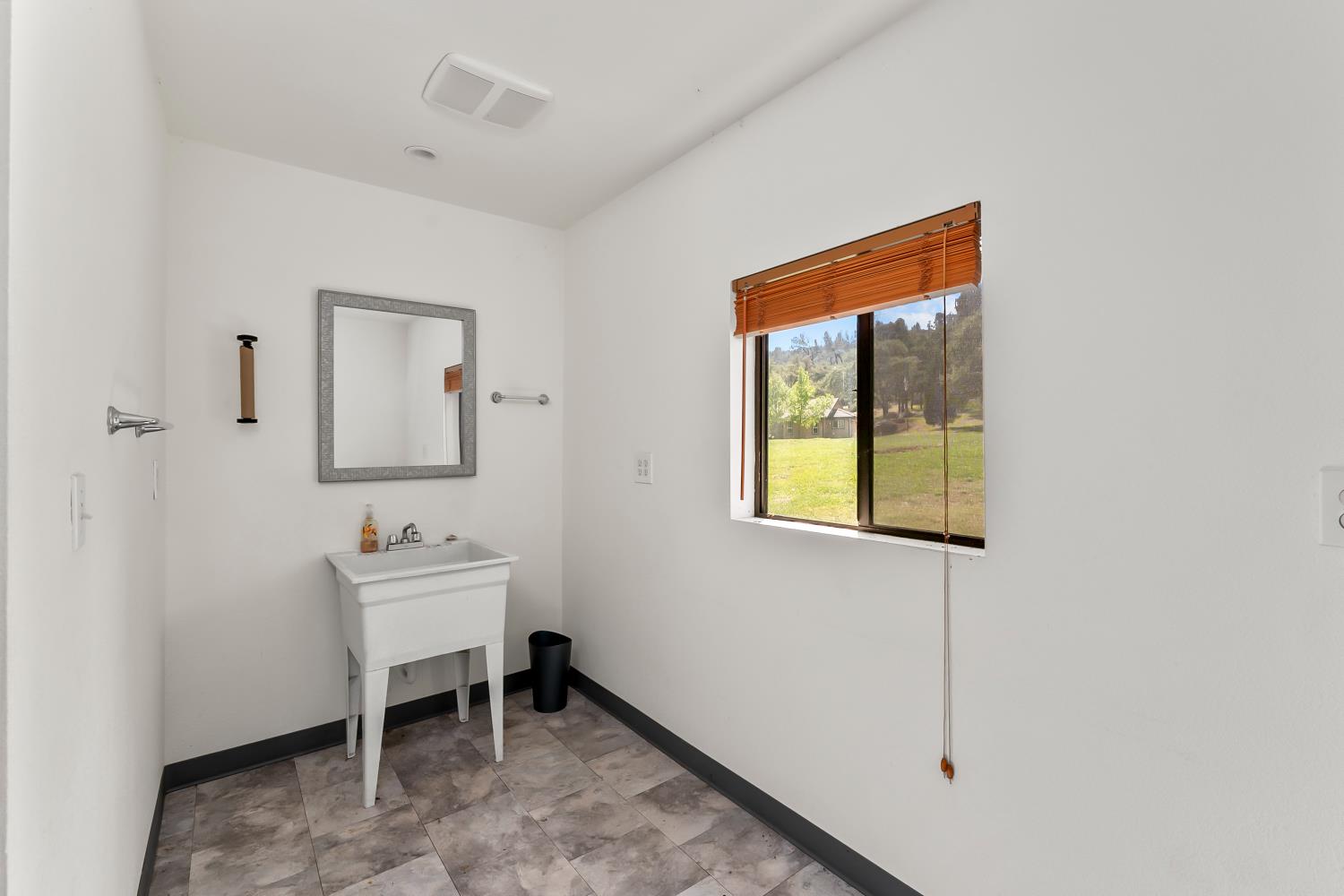 5990 Upper Ridge Way Auburn, CA 95602 - Photo 46 of 51 a room that has a window and a table in it