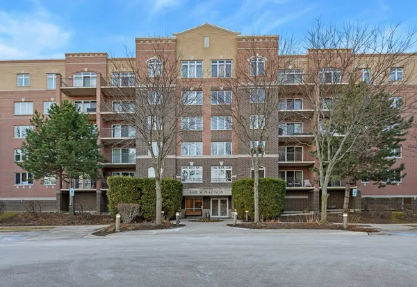 $349,900 | 5105 Madison Street, Unit 306, Skokie, IL 60077