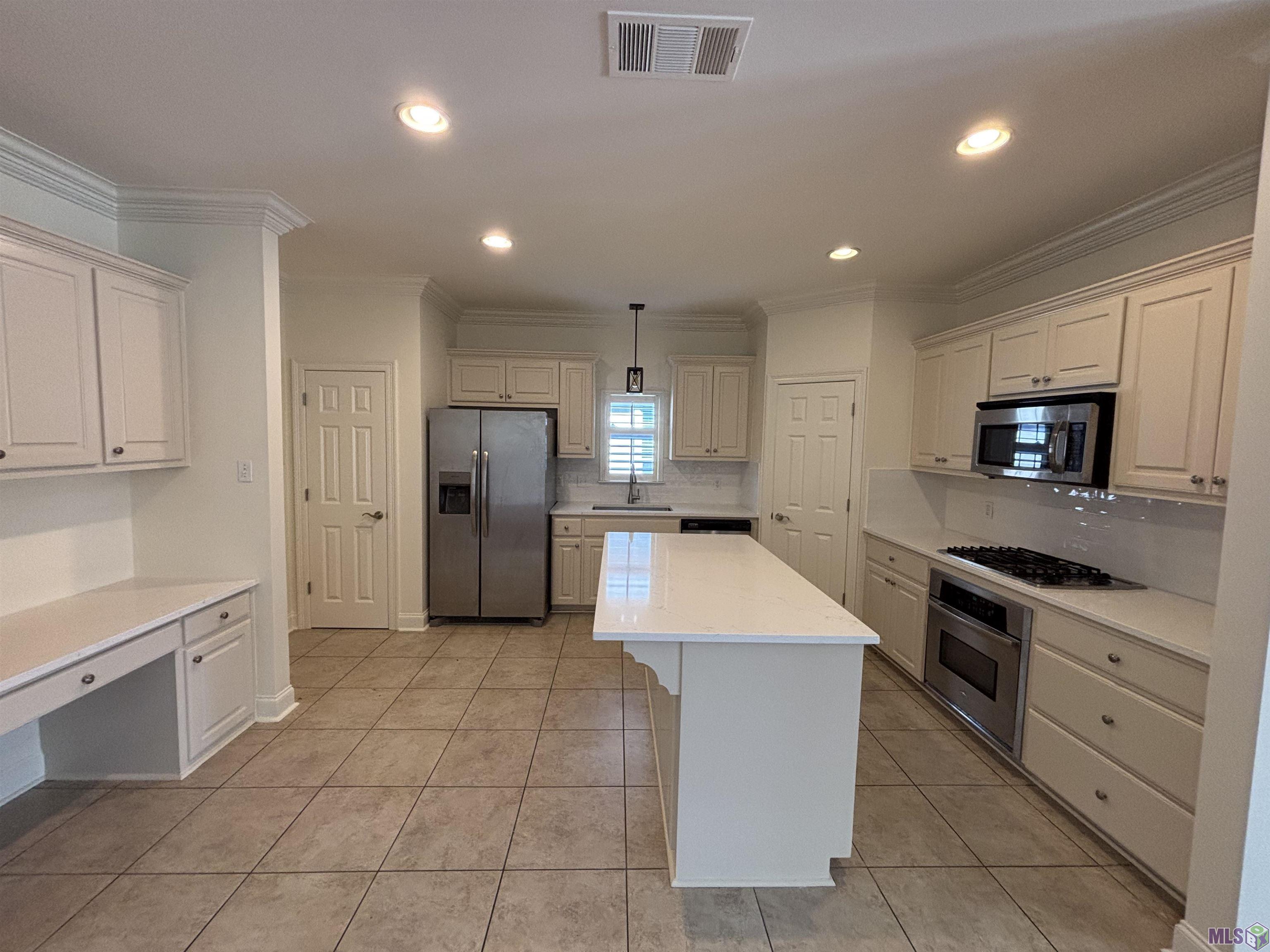 7047 Sweetspire Drive Baton Rouge, LA 70817 - Photo 7 of 25 KITCHEN