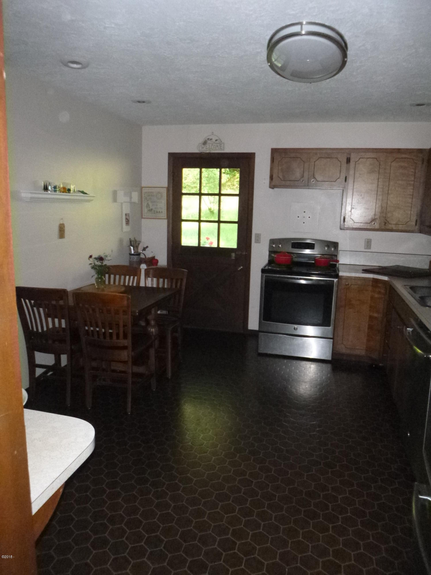 3023 Yasek Loop Toledo, OR 97391 - Photo 13 of 20 Kitchen